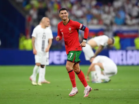 Phản ứng hài hước của Ronaldo sau khi bị trọng tài xử phũ